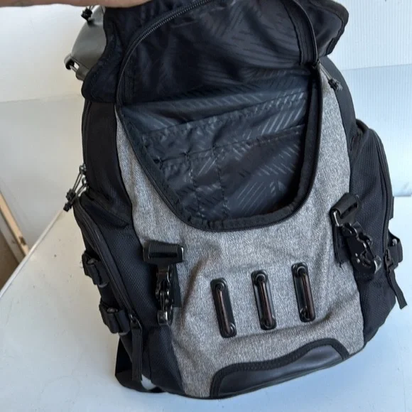 Oakley Bathroom Sink Black and Gray Men's Backpack LX - Picture 2 of 6